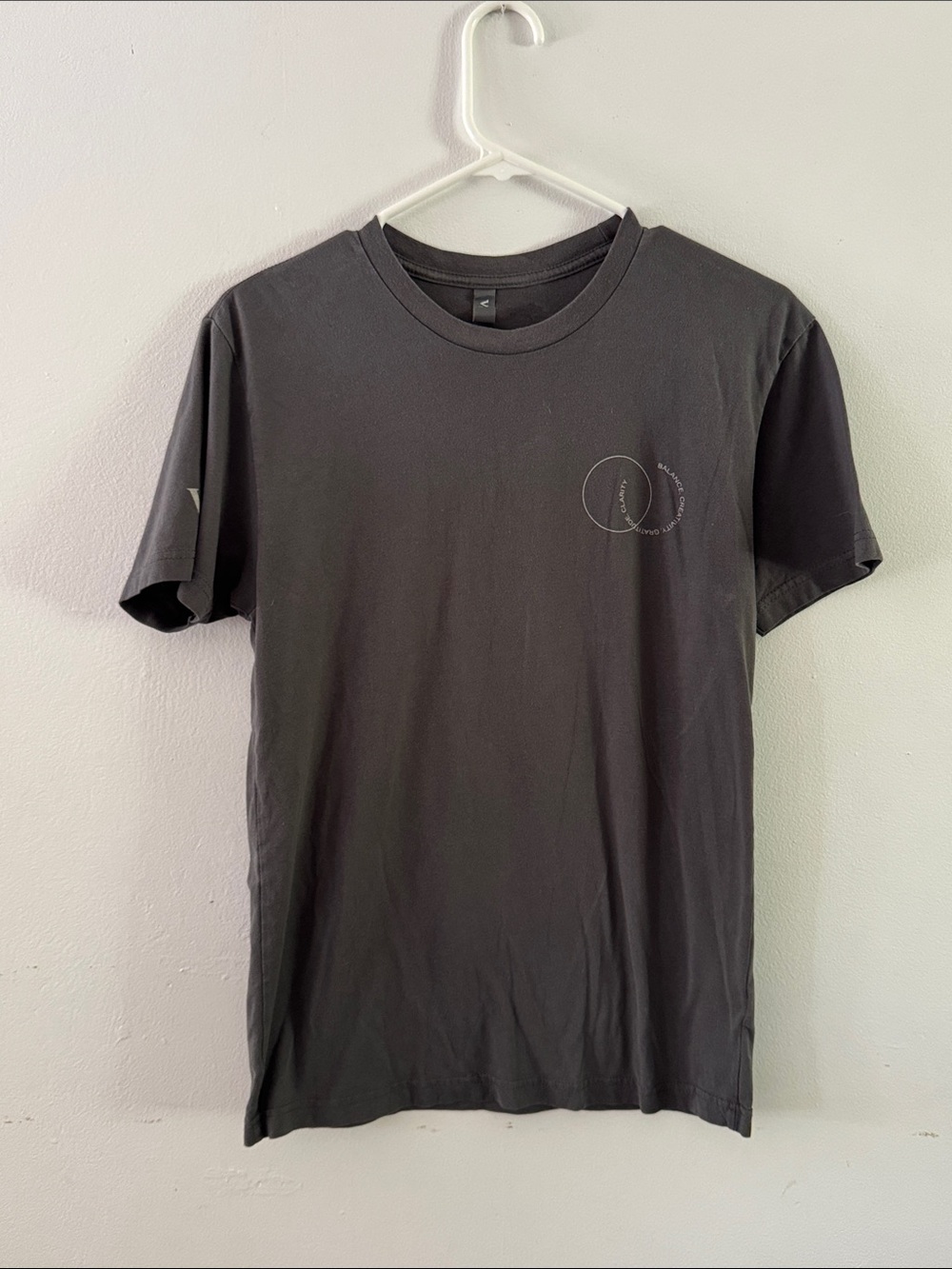 Vuori Charcoal Short Sleeve Crew Tee with Subtle Chest Graphic Sz S